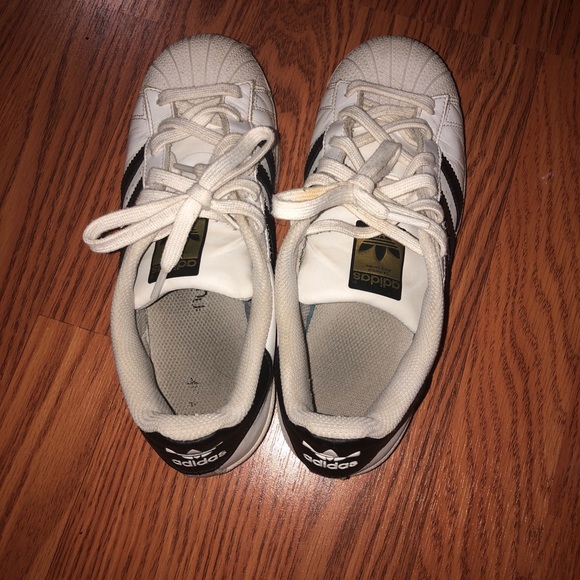 Adidas Superstar Grade School Size 6 - Picture 3 of 4